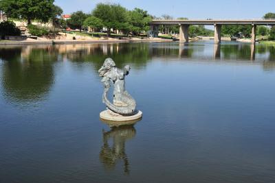 圣安吉洛河步道上的美人鱼雕像