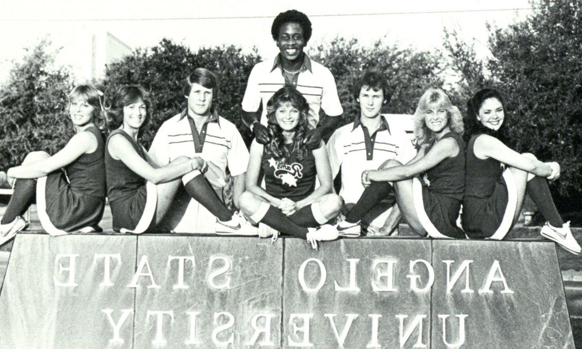 1981年啦啦队员的黑白照片