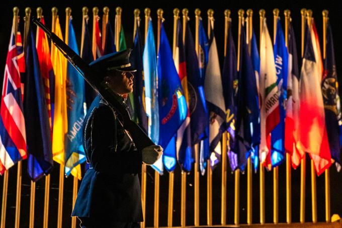 一位后备军官训练队的学生站在国旗前